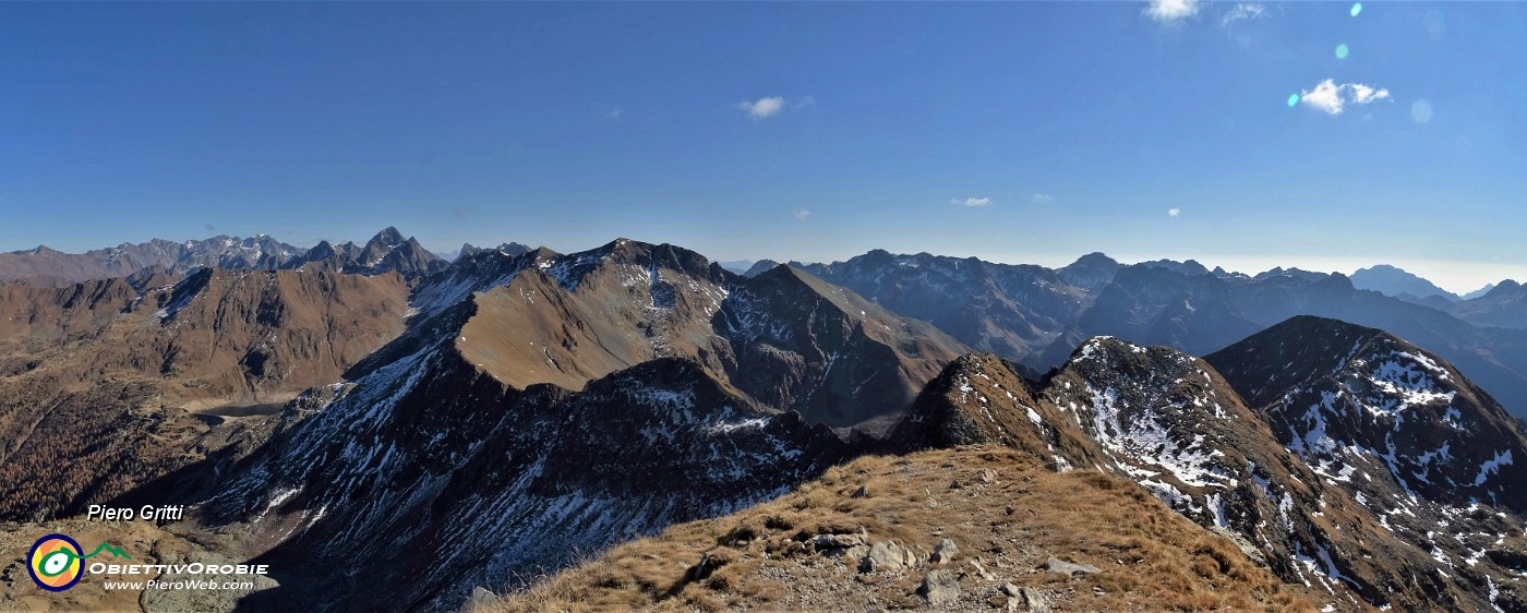 48 Dal Corno Stella (2620 m) ampia vista panoramica verso 'il tetto delle Orobie'.jpg